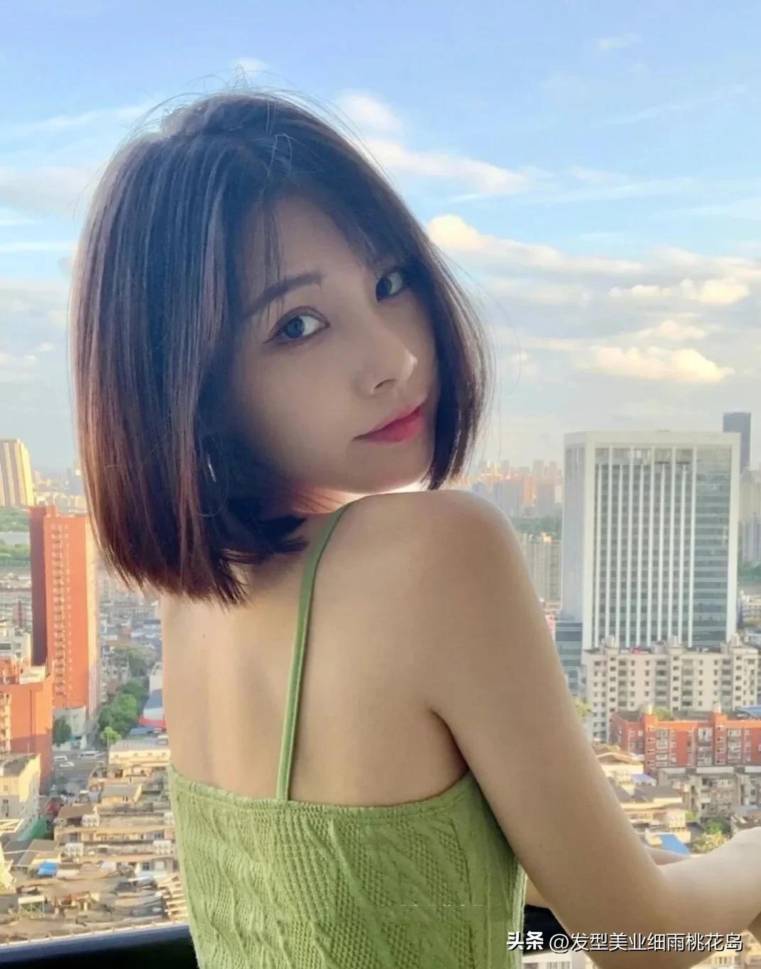 妩媚风情的短发,短发冷艳御姐拍照姿势