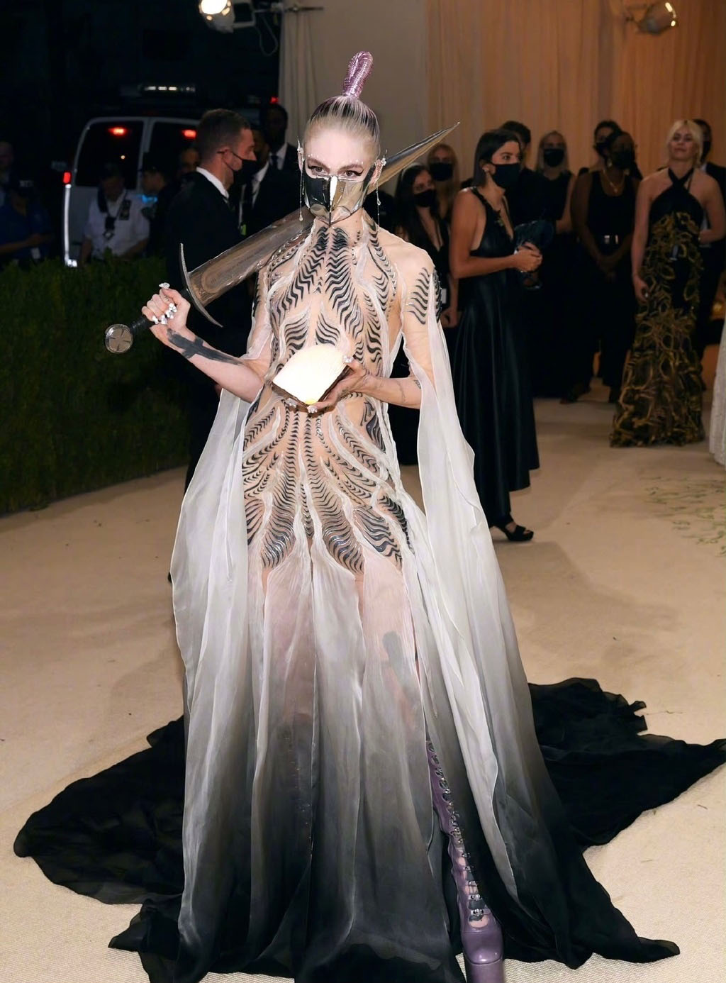 为什么欧美红毯造型那么夸张,国外惊人红毯