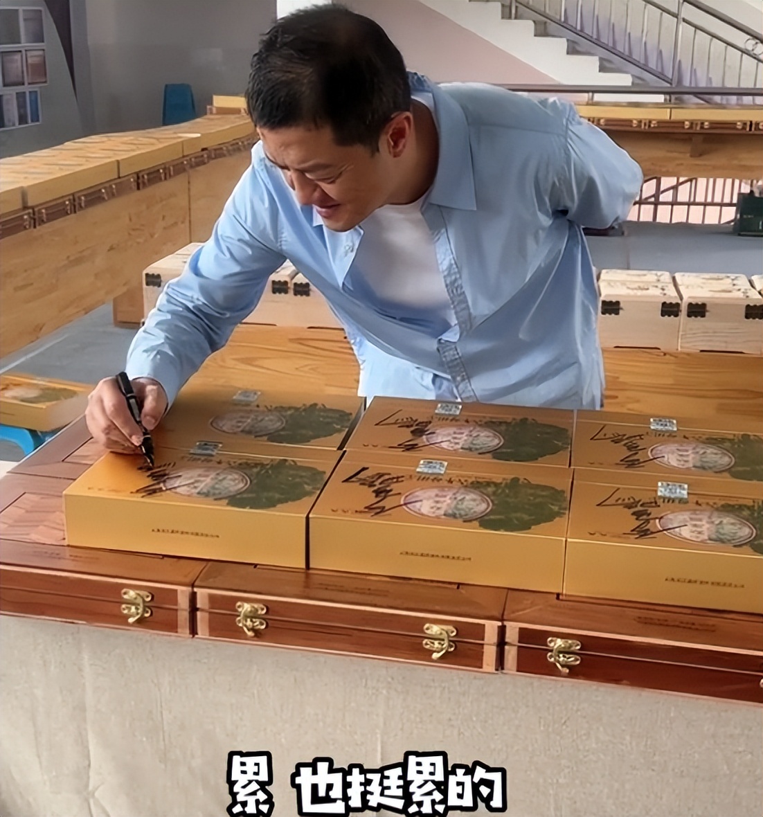 还钱无望？李亚鹏妻女开销大，金喜爱囤货，知情人道他被骗内幕