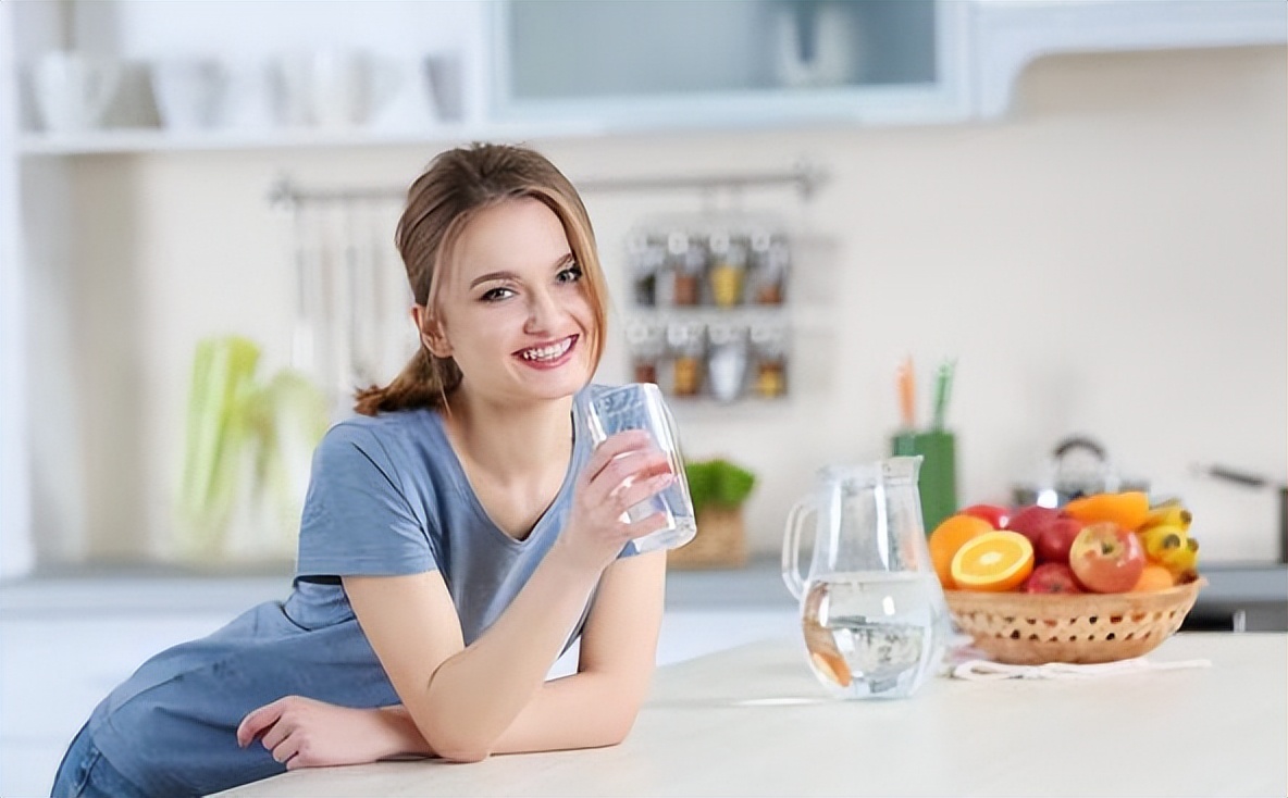 晨起空腹喝水的好处和坏处,晨起空腹喝水