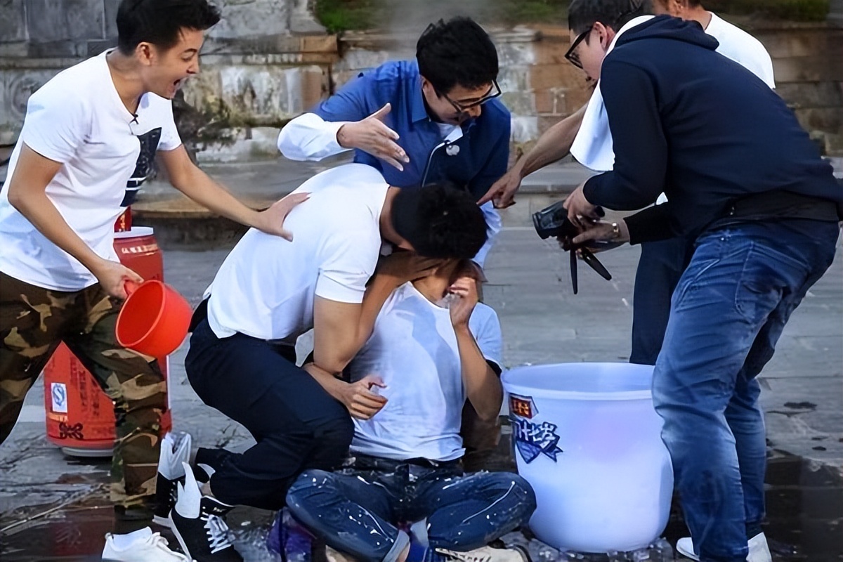 撩汉、乱认爸、男男接吻，这6位明星是没分寸感，还是“耍流氓”