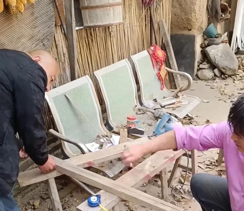 大衣哥出门被粉丝围了,大衣哥被堵门完整版