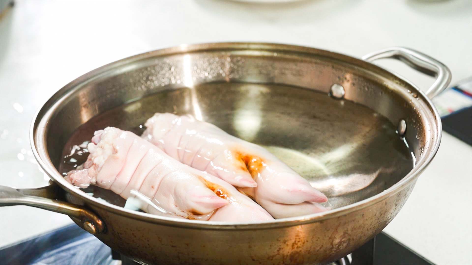 卤猪蹄怎么做才q弹劲道好吃,怎样卤猪蹄又香又软糯