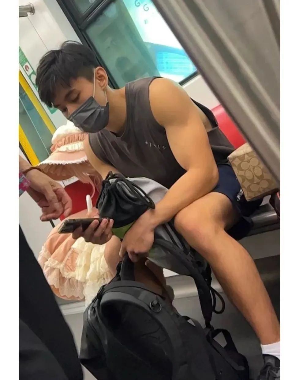 网友在路上拍到高中生,网友拍下地铁上一幕