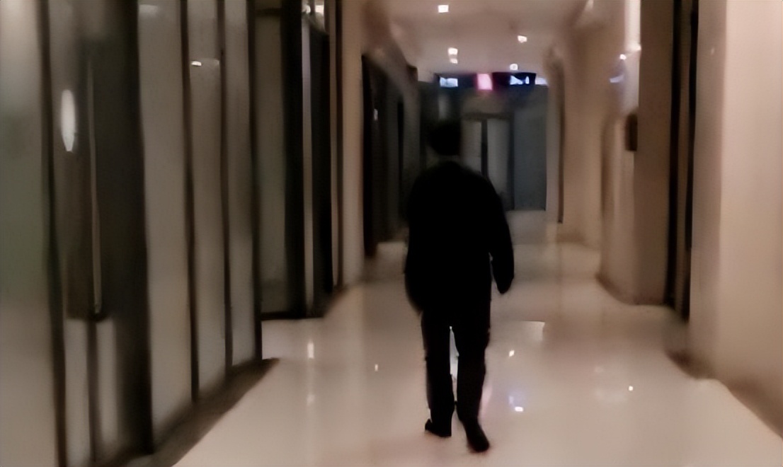 女子被跟踪求助店主,女子被尾随求助店长原视频