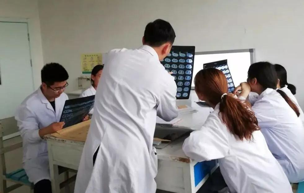 医学生上课意外发现的惊喜原视频,医学生上百度问医生作业