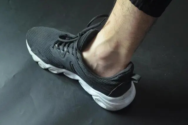 球鞋后跟有白色的小点点,球鞋尾巴的作用