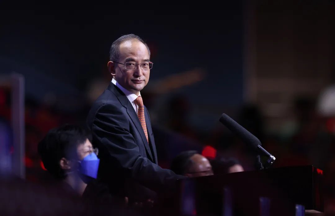 刘国梁给孙颖莎陈梦颁奖,刘国梁瓦尔德内尔杯