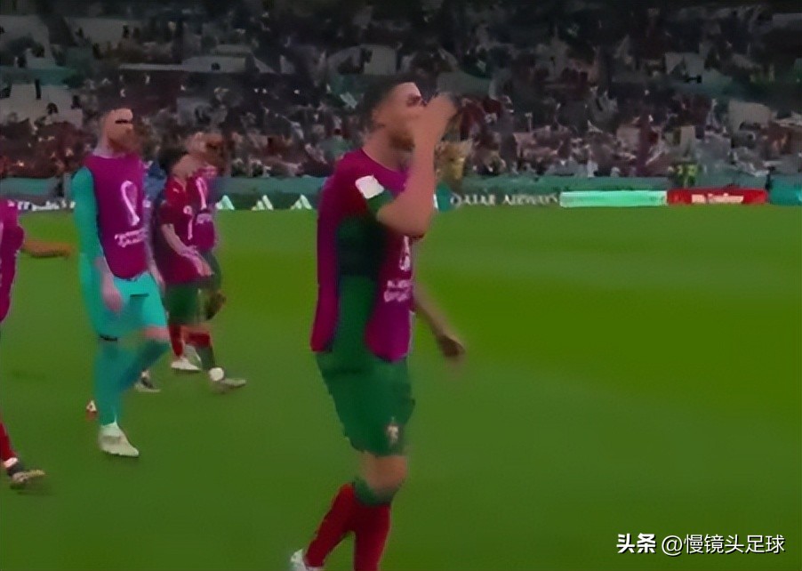 c罗不满裁判的判罚把球踢上天空,c罗不服