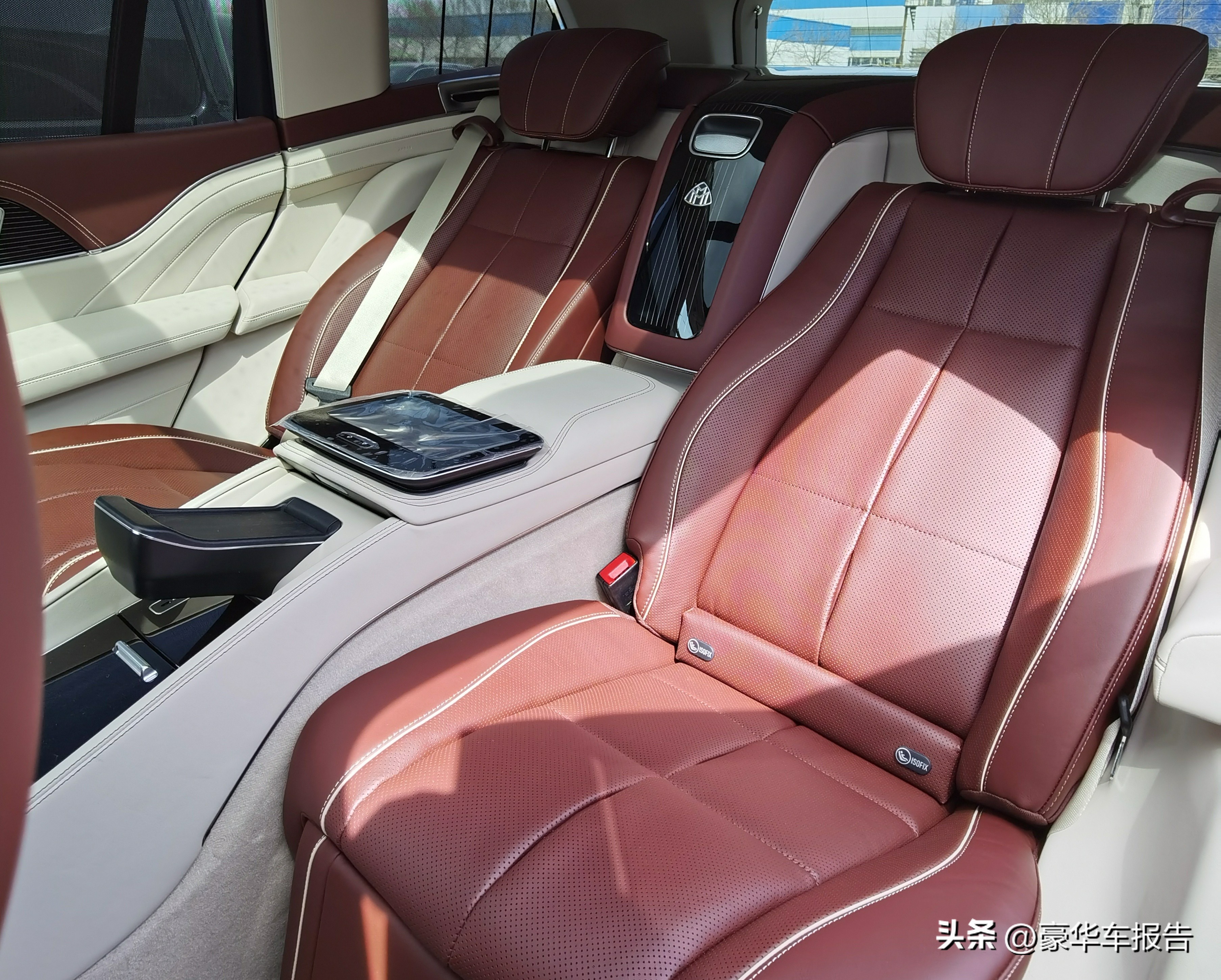 奔驰gls600迈巴赫2022款4座版,奔驰gls400跟迈巴赫的gls600不同