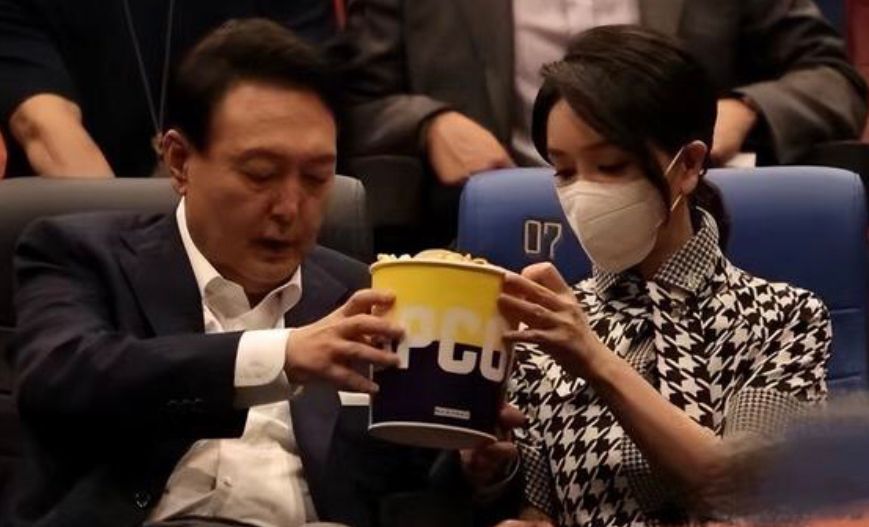 韩国第一夫人穿韩服,韩国第一夫人格子西服