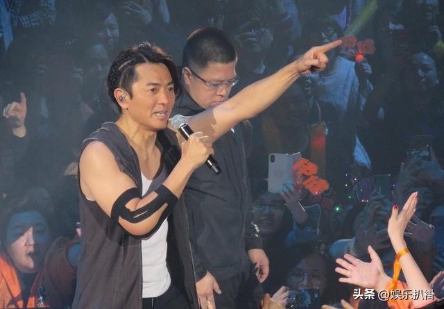 郑伊健54岁变化,54岁郑伊健还在留长发