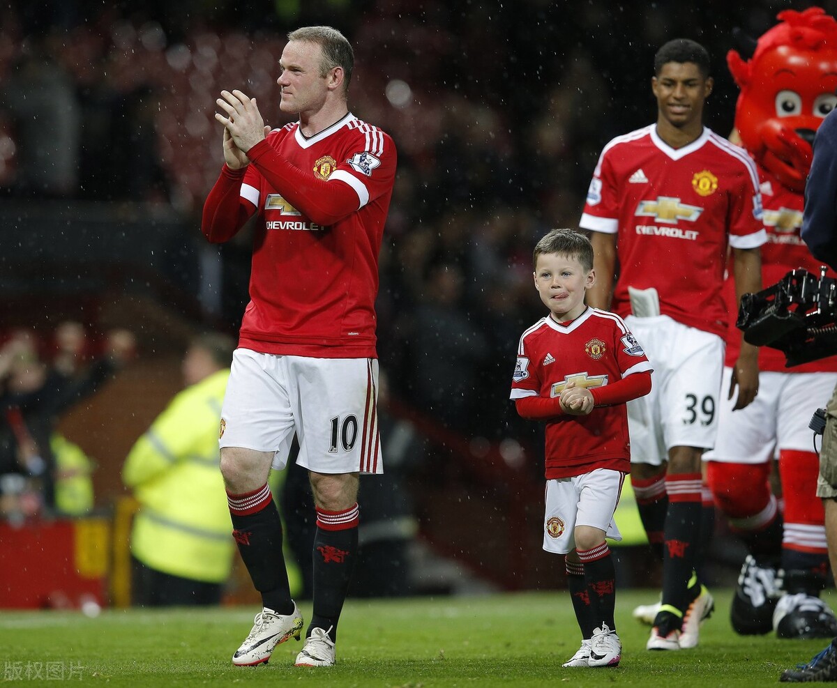 c罗打进倒挂金钩众人反应,c罗真的摔了球迷的手机了吗