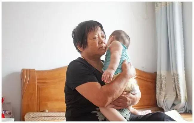 一直帮儿子带孙子可以要工资吗,帮儿子带小孩还倒贴生活费