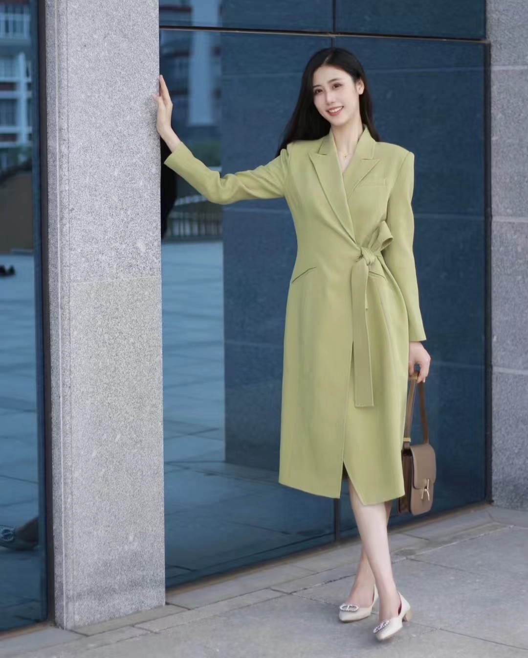 白色大衣里面搭配什么颜色显高级,17-20岁女气质大衣