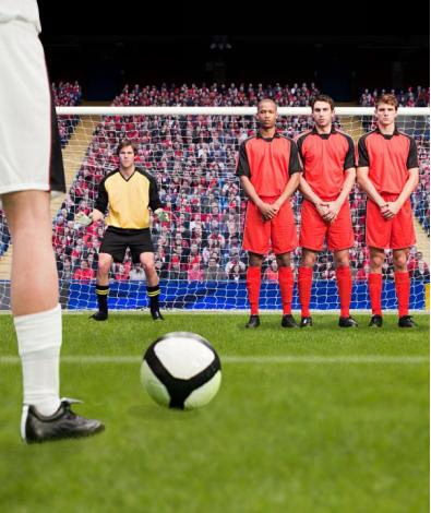 怎么踢香蕉球弧线球,绕过人墙任意球