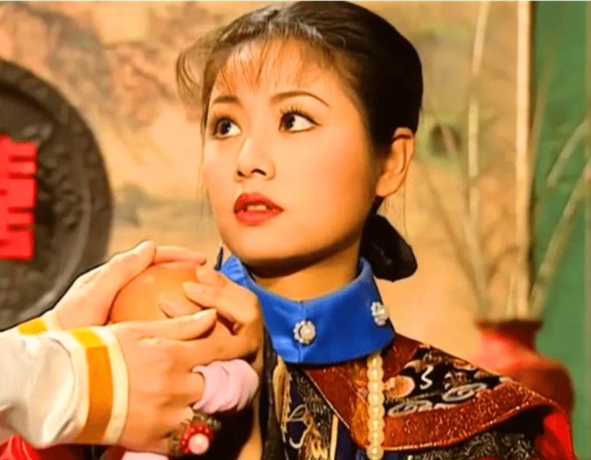 给小燕子取名还珠格格,还珠格格小燕子和紫薇结为姐妹