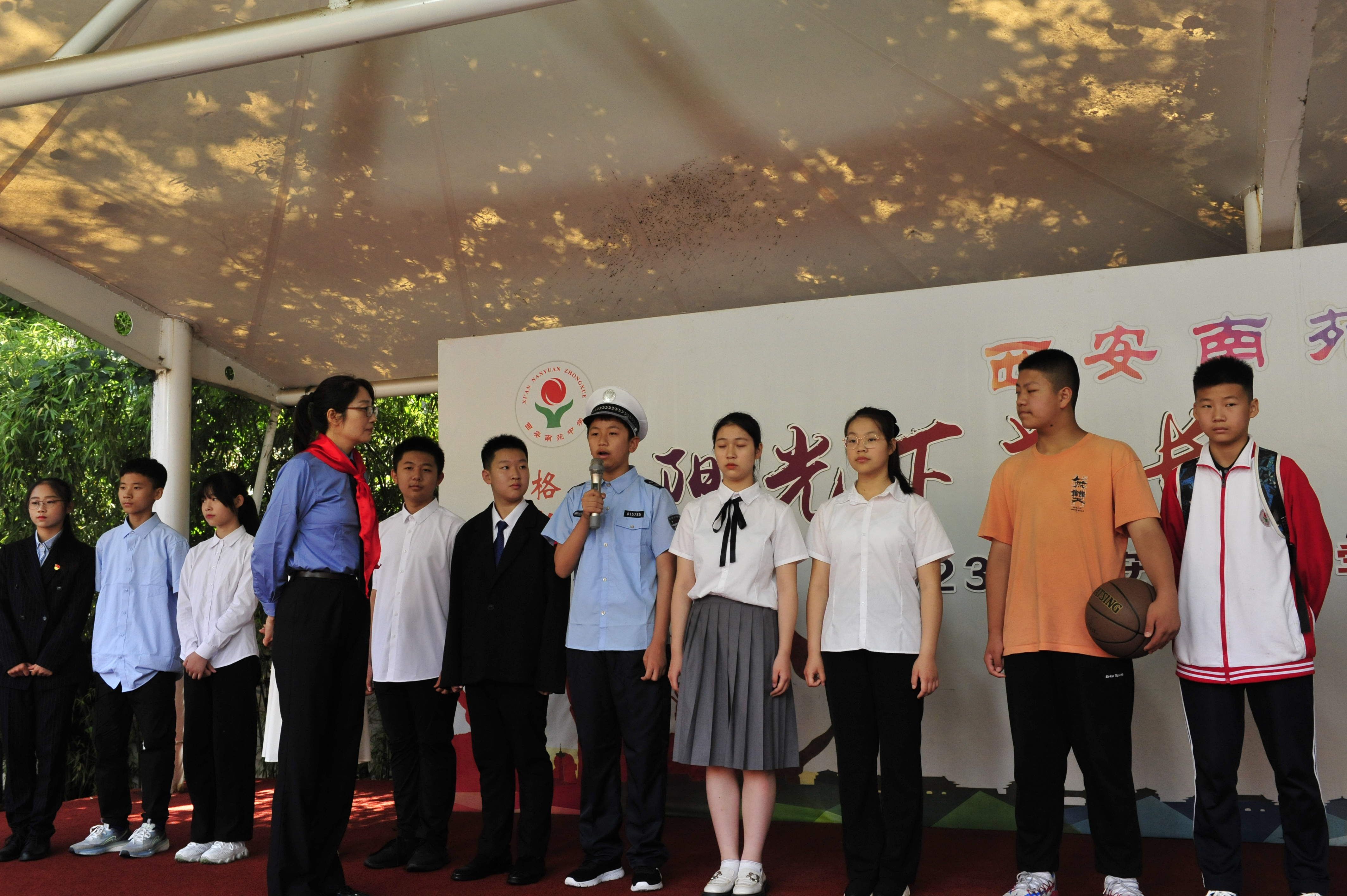 法制宣传进校园争做守法好少年,在阳光下成长少先队员