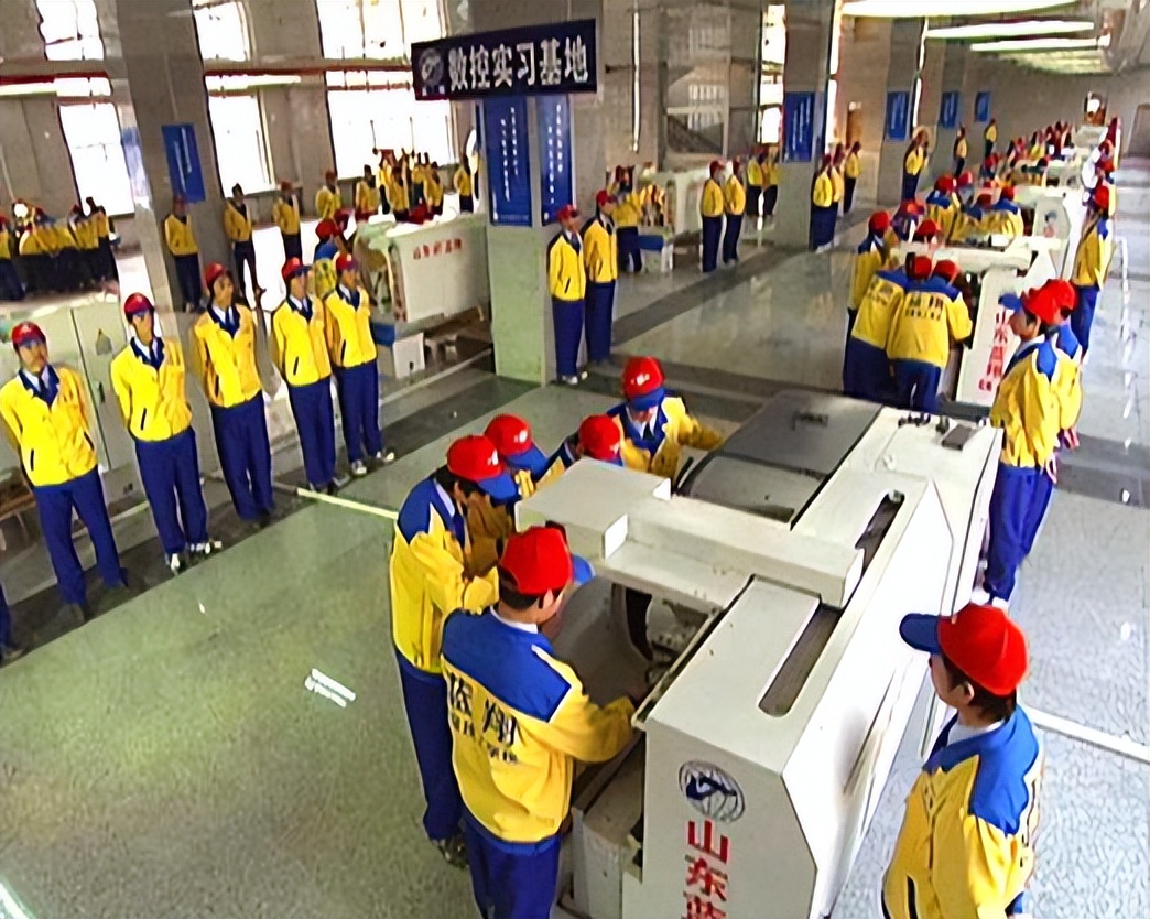 中国高级技工缺2200多万，本科生毕业没工作，技校招生却无人问津