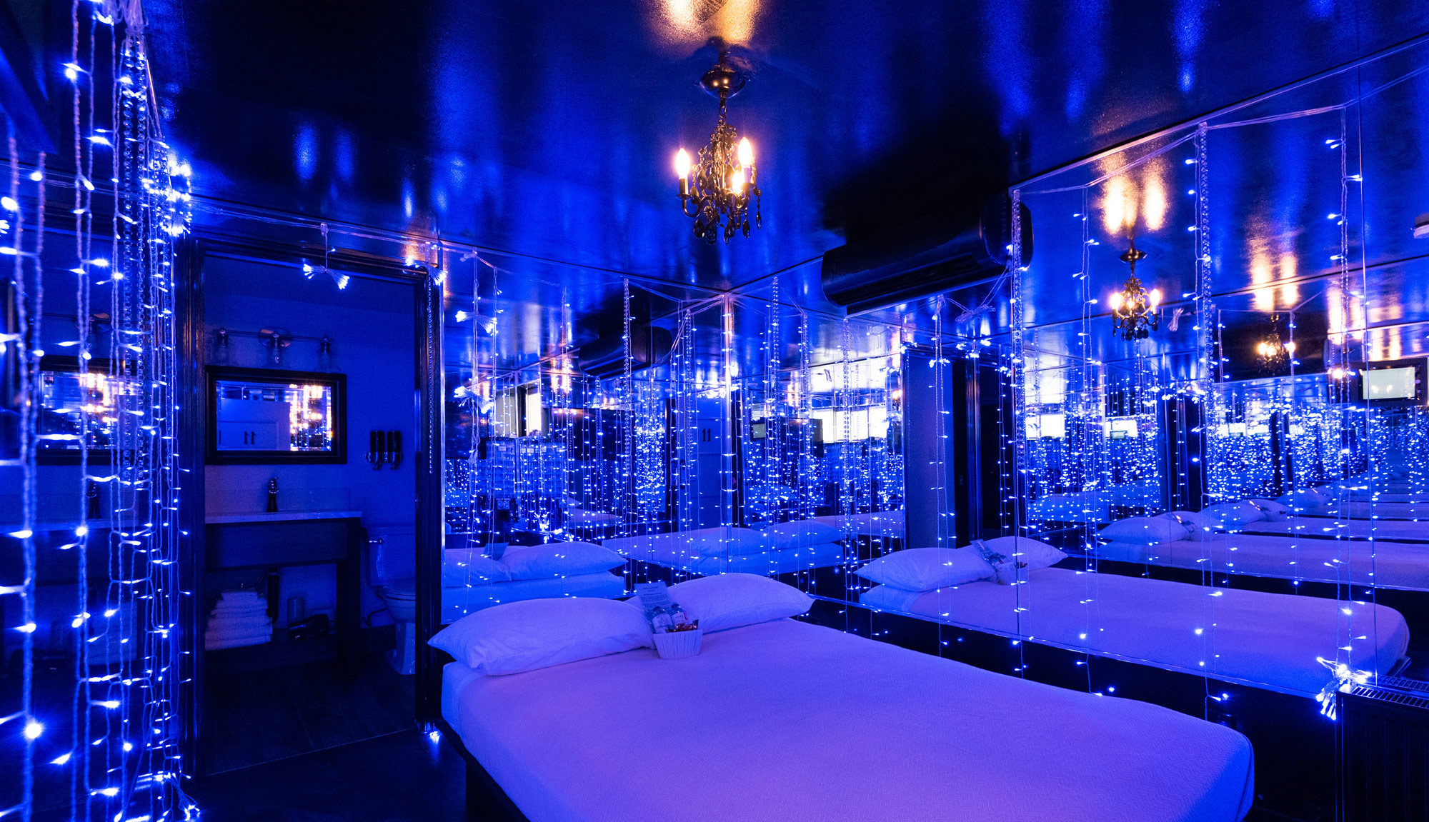 情侣酒店房间的床几乎都是圆床,酒店里的水床为何深受年轻人青睐