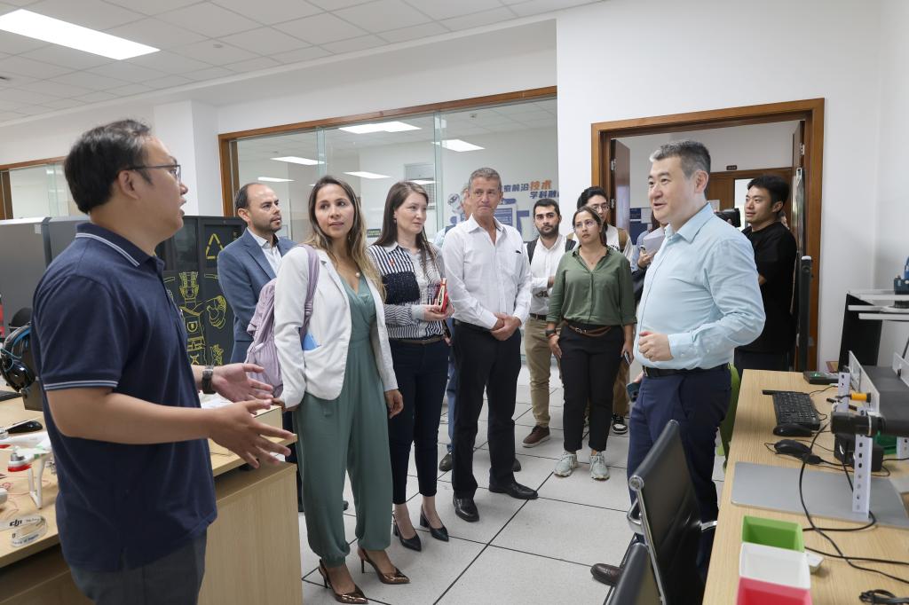 哥伦比亚代表团访问,哥伦比亚访问团