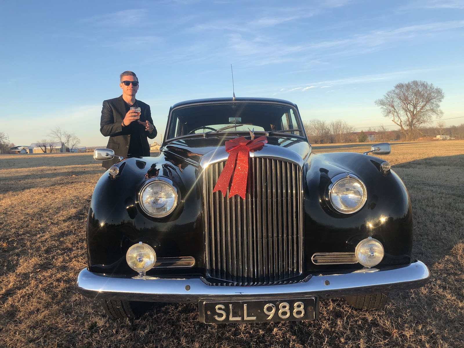 一个卖眼镜的小伙子,一个卖眼镜的小伙