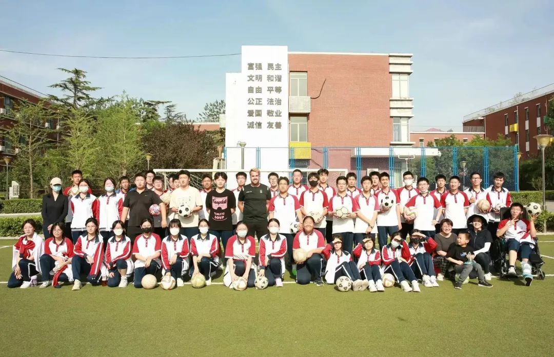 体验足球快乐成长,感受足球魅力弘扬体育精神