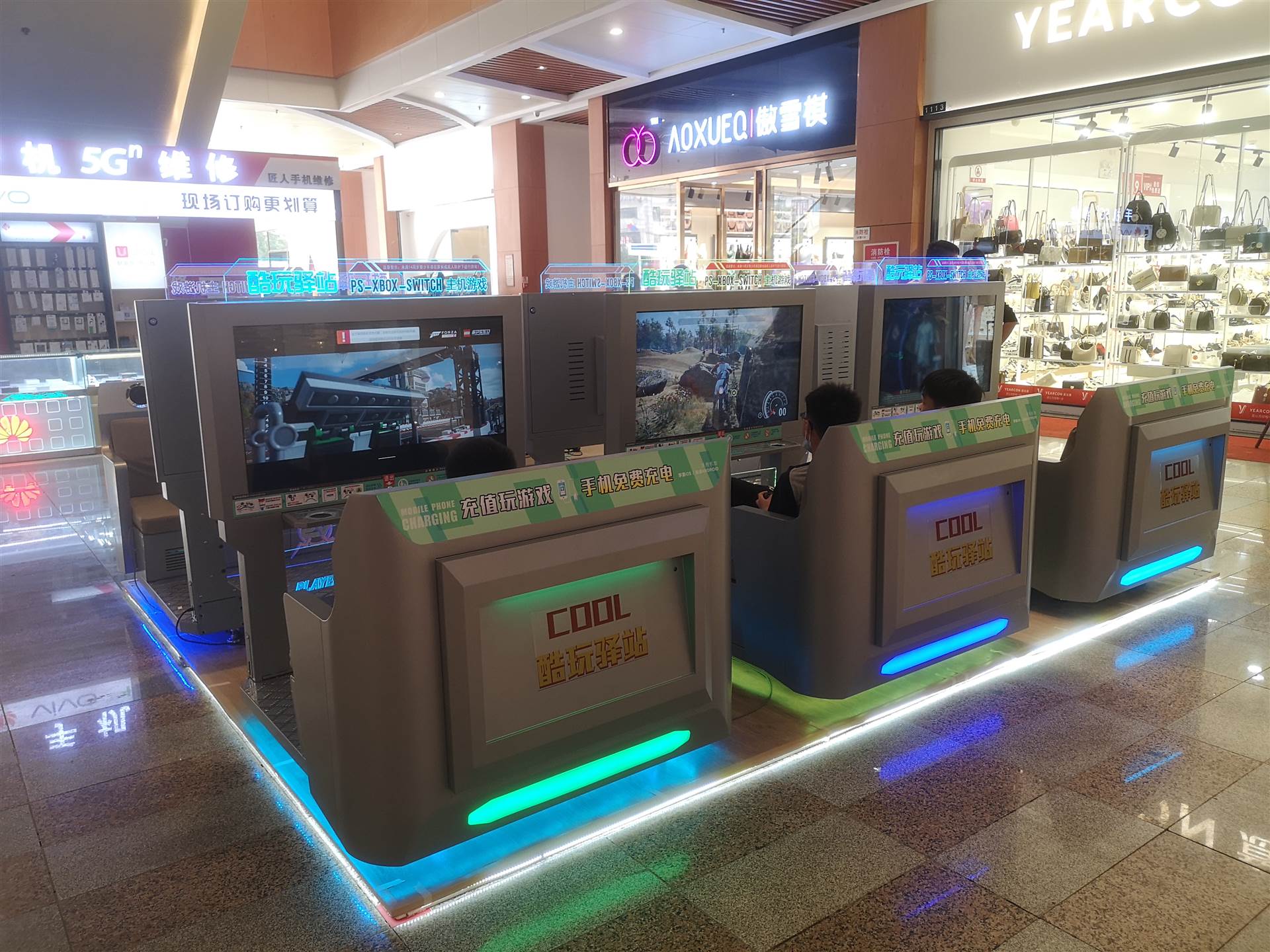 商场里的ps4,ps4主机游戏体验店