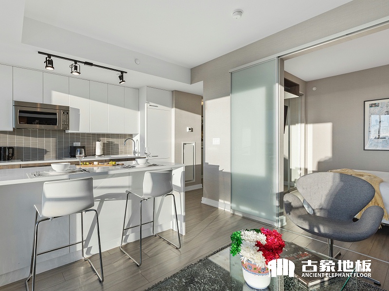 买纯实木地板一定买品牌吗,人字拼地板木纹山纹还是直纹好看