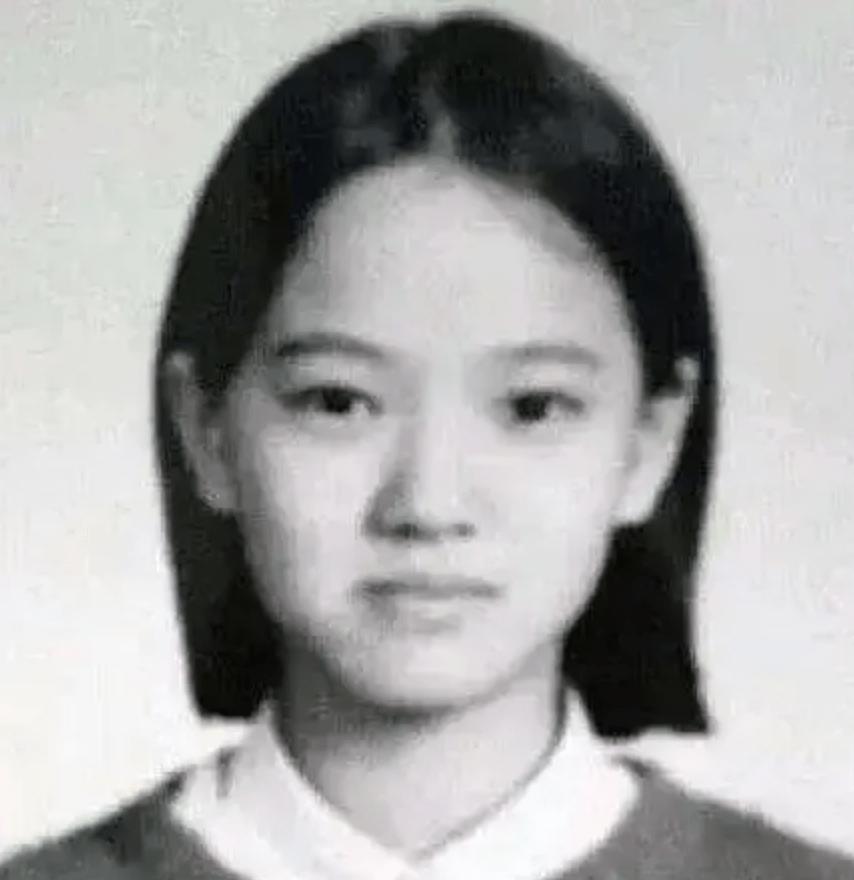 才女伊能静，童年坎坷：被父抛弃、“狗链”栓脖又被逼吃“狗粮”