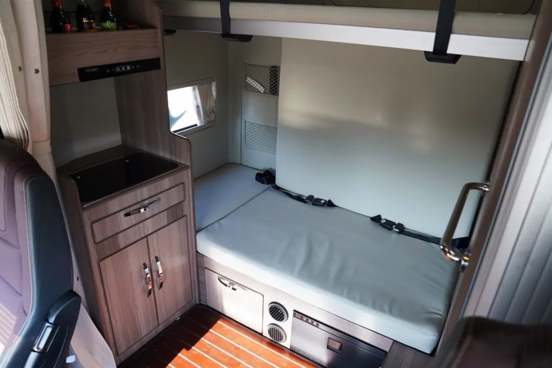 国产平头卡车改生活舱,平头卡车加长版生活舱