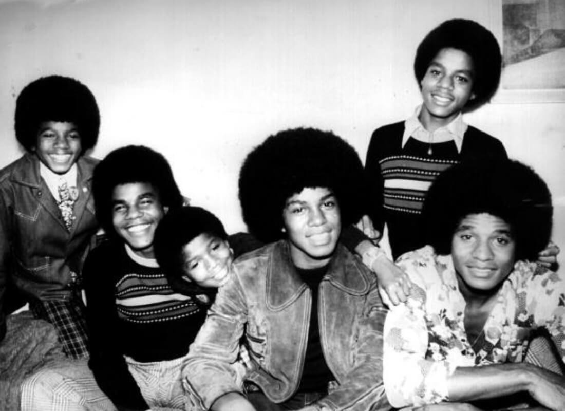 娈童？种族背叛？“流行天王”迈克尔·杰克逊毁誉参半的一生