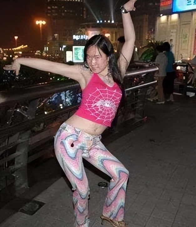 草根网红辛酸往事：三个中国精神病人，和炒红她们的幕后大神