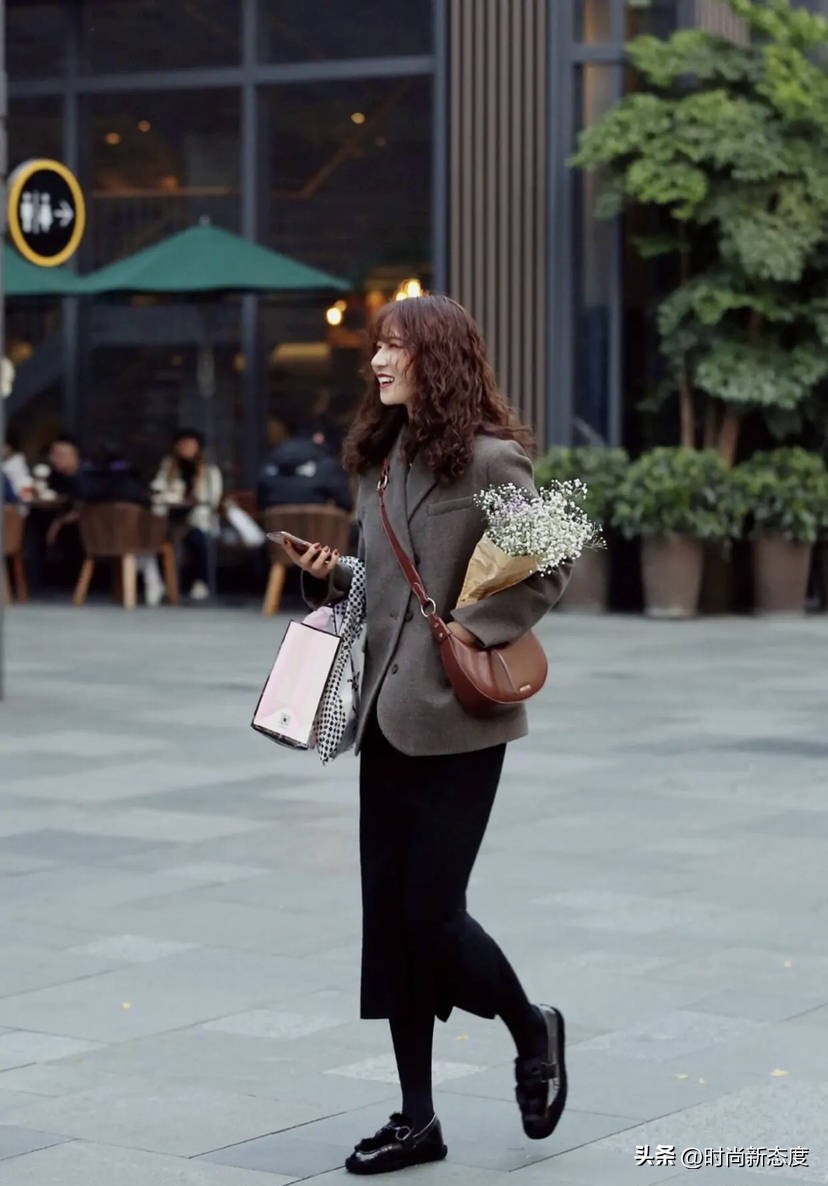 街拍时尚优雅的打扮展现女人魅力,街拍路人的时尚穿搭哪一个更迷人