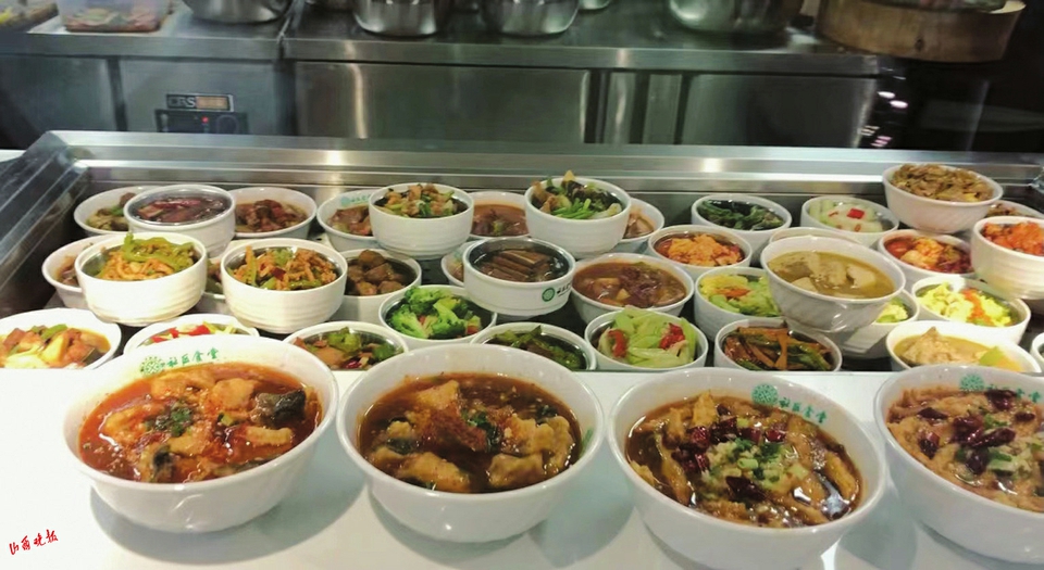 太原：社区食堂品美食家门口吃出幸福味儿