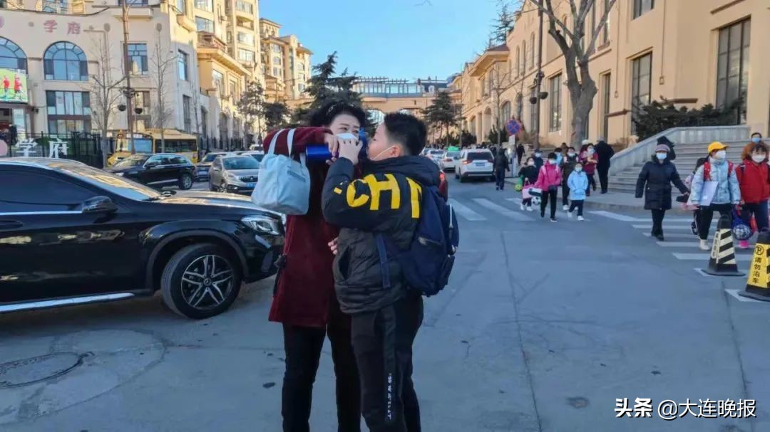 太阳当空照花儿对我笑完整版,太阳当空照花儿对我笑儿童歌曲