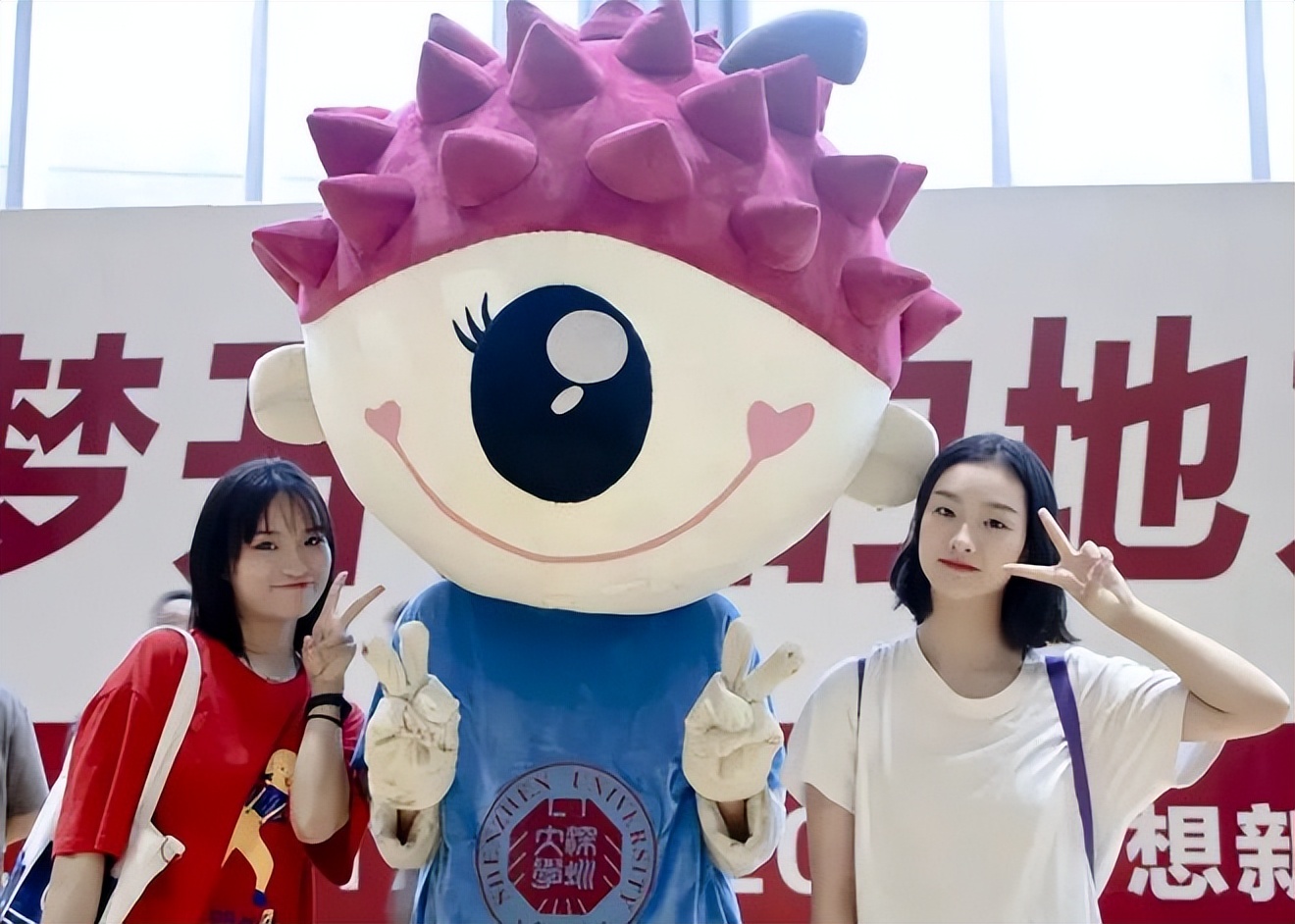 深圳大学通知书变化,深圳大学让每一个新生充满新生