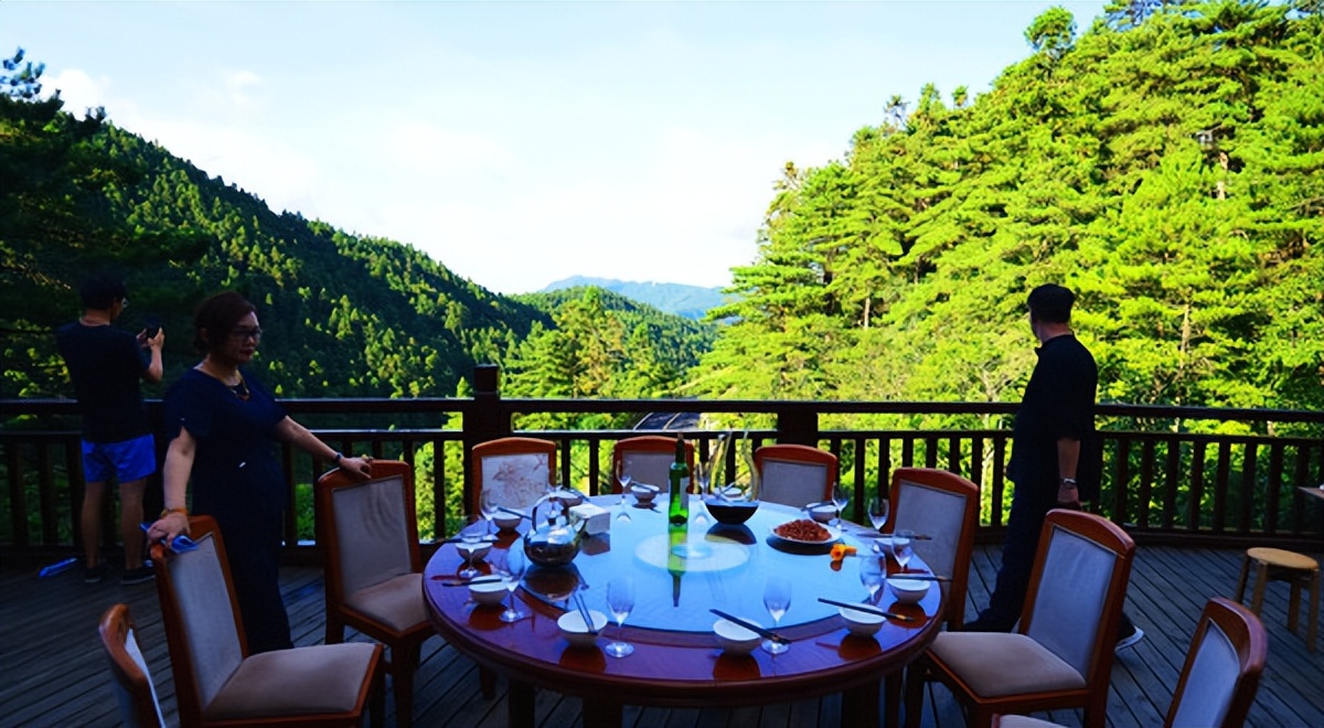 羊狮慕与张家界哪个好,江西明月山和羊狮慕哪个更值得去