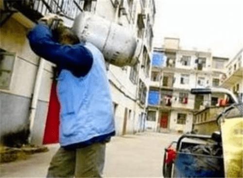 弃婴考上博士亲父母带五十万认亲,湖北夫妻捡到弃婴24年博士归来