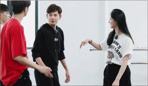 靠肩撒娇、摸脸掐腰、强吻壁咚，没分寸感的女明星算不算耍流氓？