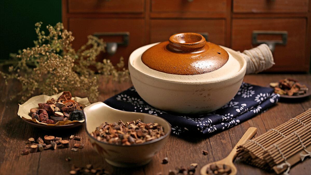 来月经头痛吃什么补,来月经就头痛中医治病