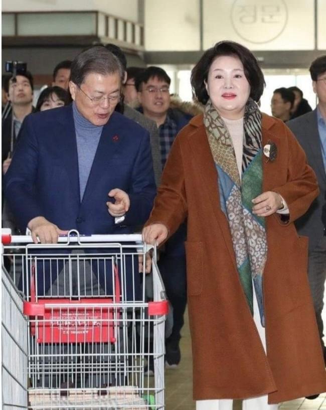 文在寅夫人奢侈品,韩国文在寅夫人42套大衣图片