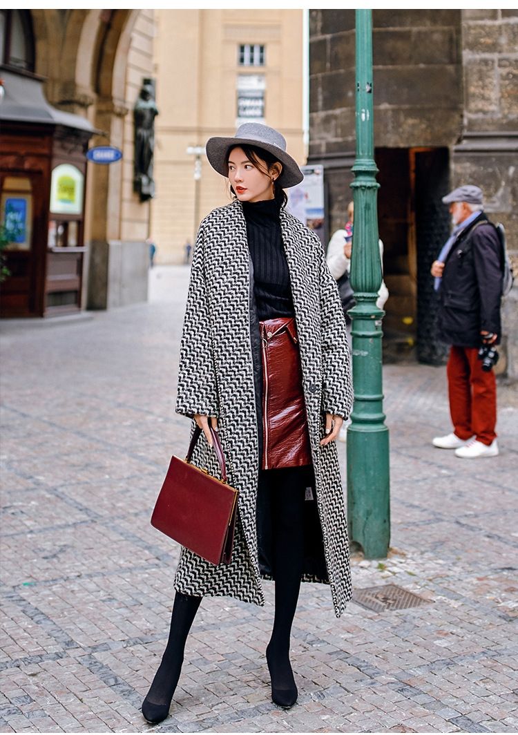 娱乐圈女星人手一件的“千鸟格大衣”，干练高质感，休闲又百搭