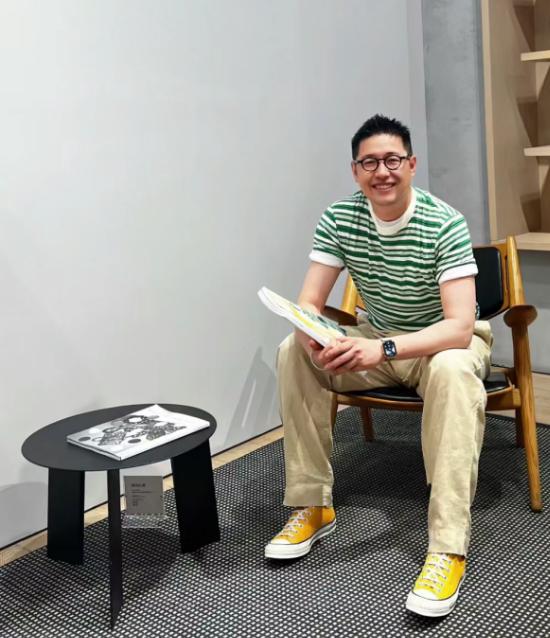 男生夏天应该穿短袖还是背心,五十六岁的男士要穿多大标准短袖