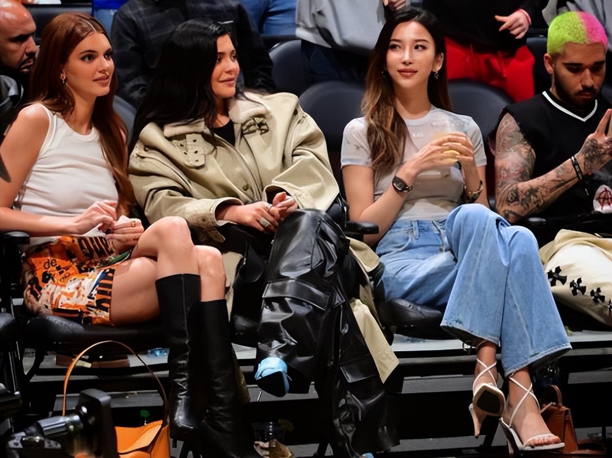 球迷与詹娜合影,詹娜合影中国人