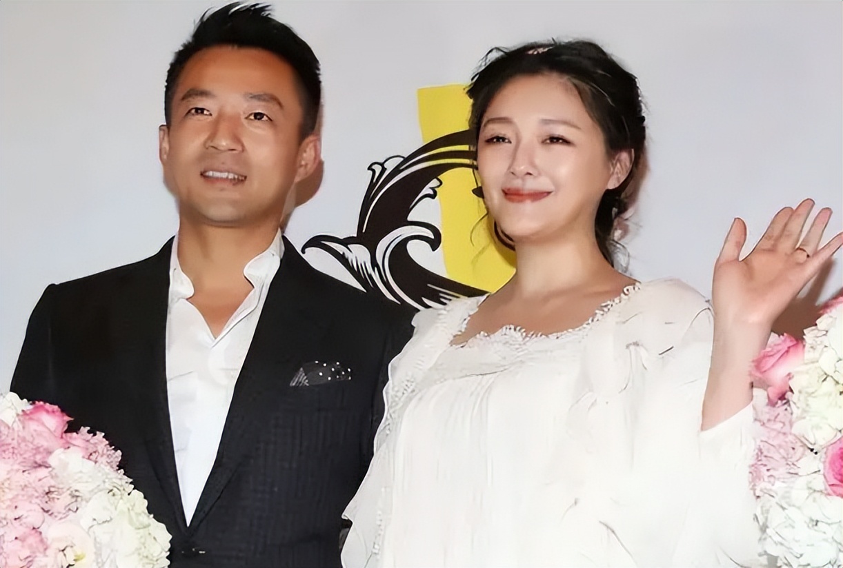 汪小菲直播讲自己受伤,汪小菲直播摔东西视频