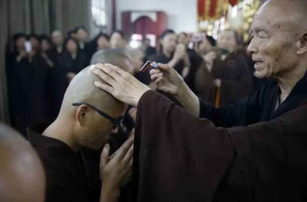 男人放弃千亿资产一心向佛,广东男子放弃百万年薪出家