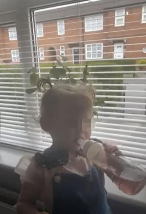 英国一幼儿吞电池死亡,英国2岁女孩被电池烧穿食道