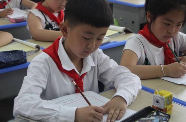 三年级小学生姓“房”，全名有些尴尬，老师课上不敢直呼其大名