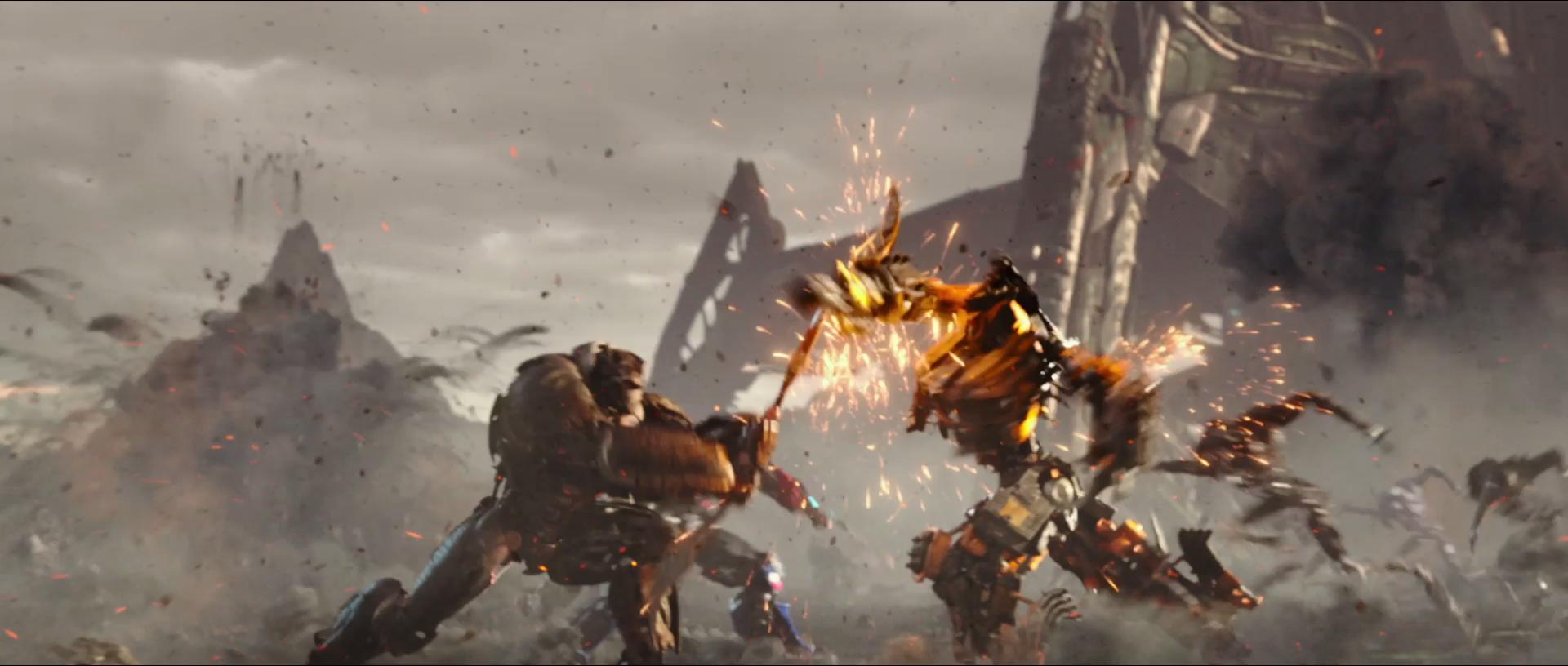 一个变形KingKong和一个变形金钢铁侠在救一个变形金刚